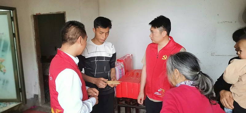 嘉人力所能及献爱心，接力困难员工携手共济 (2)