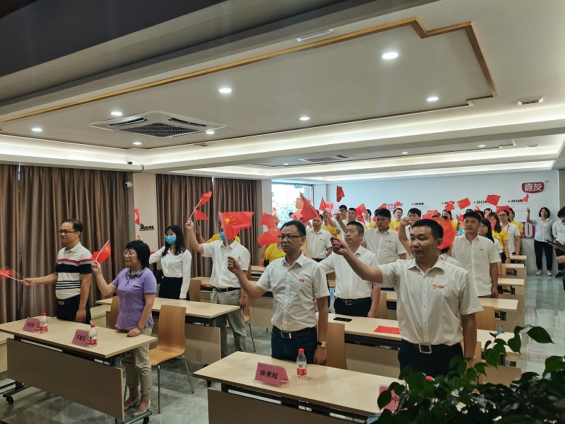 石碣镇总工会与广东mgm金狮会贵宾线路有限公司一同观看东莞市第六届合唱节启动仪式并同唱《没有共产党就没有新中国》 (3)