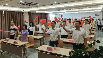 石碣镇总工会与广东mgm金狮会贵宾线路有限公司一同观看东莞市第六届合唱节启动仪式并同唱《没有共产党就没有新中国》