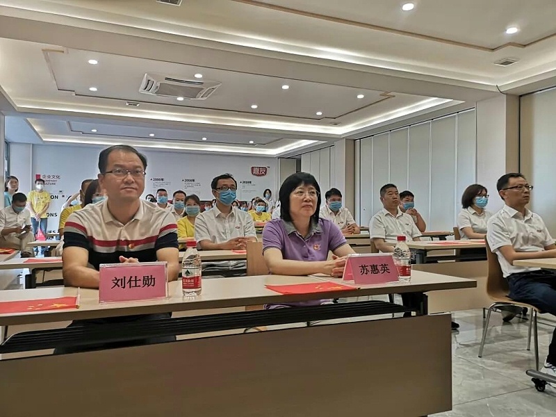 石碣镇总工会与广东mgm金狮会贵宾线路有限公司一同观看东莞市第六届合唱节启动仪式并同唱《没有共产党就没有新中国》